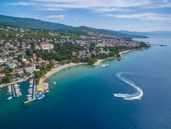 Crikvenica letecký pohled na pobřeží a město.