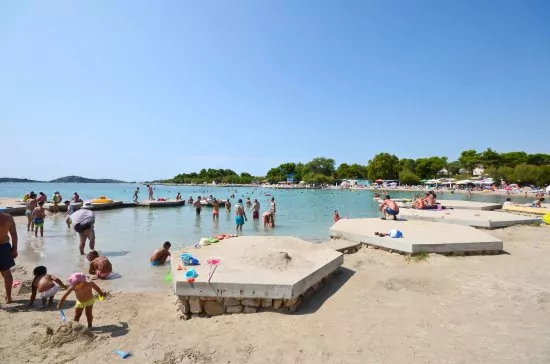 Písčité pláže ve městě Vodice.