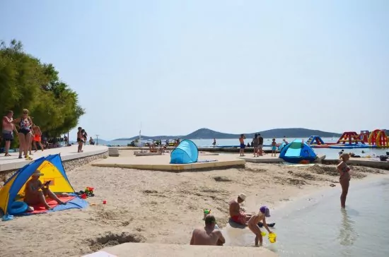 Písčité pláže ve městě Vodice.