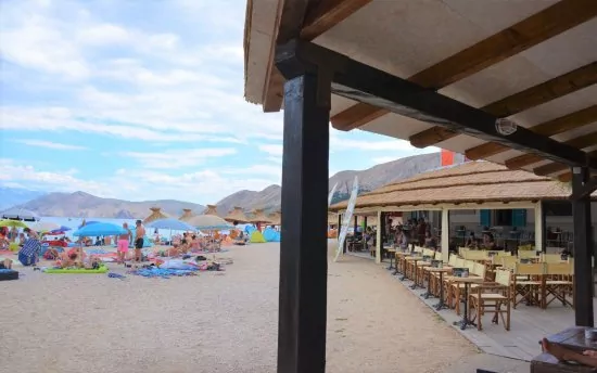 Restaurace a bary na pláží.