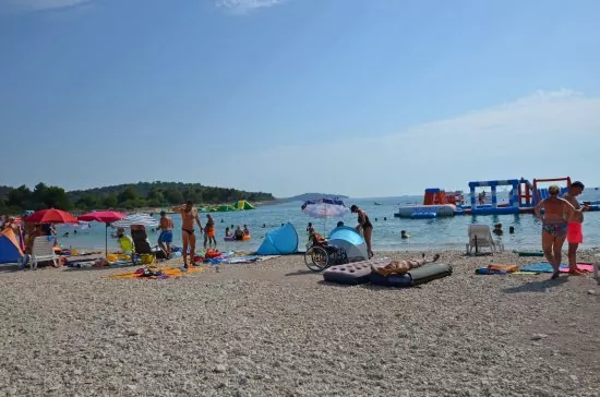 Rogoznica pláž Sepurina 250 m pěší chůzí.