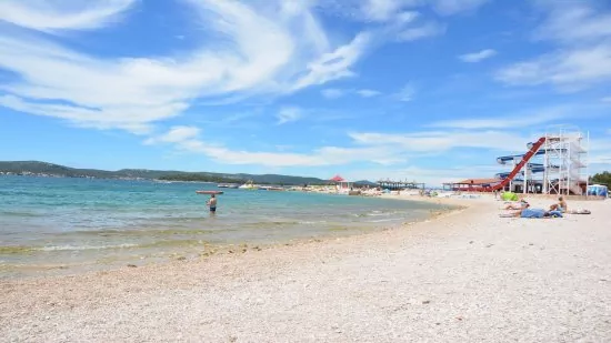 Biograd na Moru oblázková pláž a tobogán.