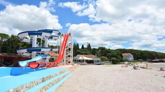 Biograd na Moru oblázková pláž a tobogán.