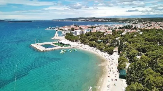 Biograd na Moru letecký pohled na pobřeží a město.