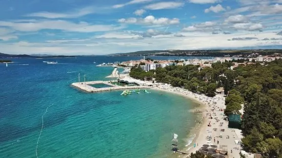 Biograd na Moru letecký pohled na pobřeží a město.