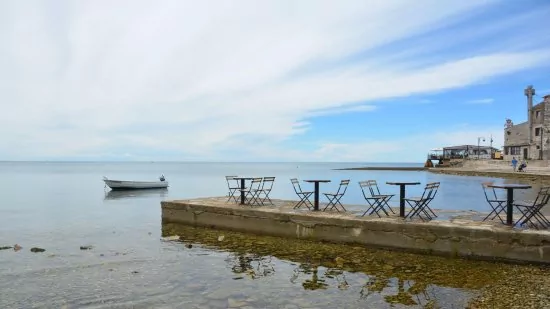 Umag restaurace na pobřeží.