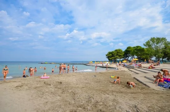 Umag písečná pláž 1,9 km pěší chůzí.