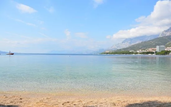 Makarska oblázková pláž s pozvolným vstupem do moře.