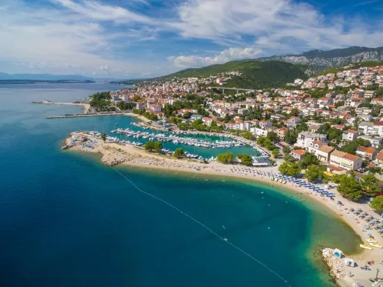 Crikvenica letecký pohled na město a pobřeží.