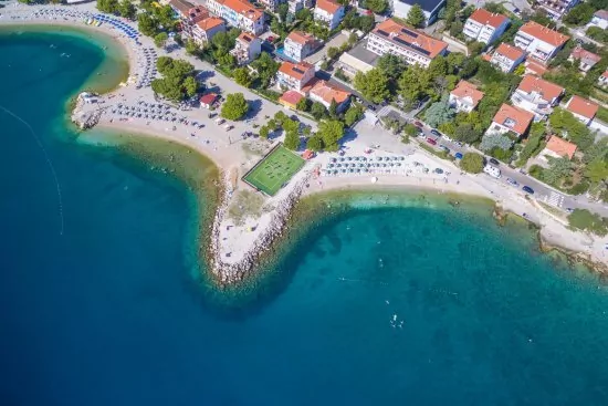 Crikvenica letecký pohled na město a pobřeží.