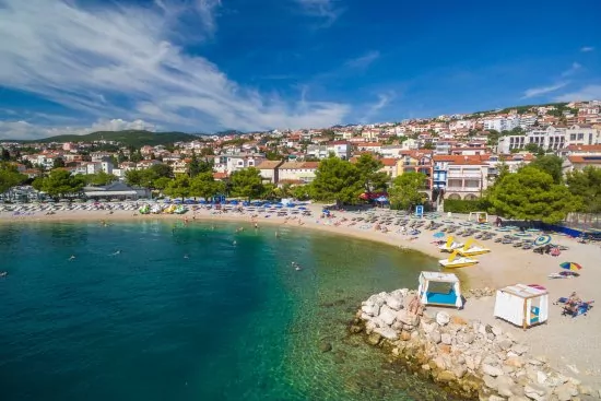 Crikvenica letecký pohled na město a pobřeží.