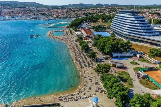 Vodice letecký pohled na město a pobřeží.