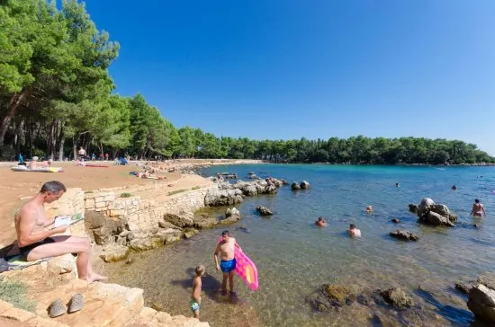 Rovinj pláž Cuvi 600 m pěší chůzí.