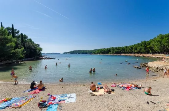 Rovinj pláž Cuvi 600 m pěší chůzí.