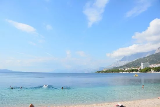 Makarska oblázková pláž 400 m pěší chůzí.