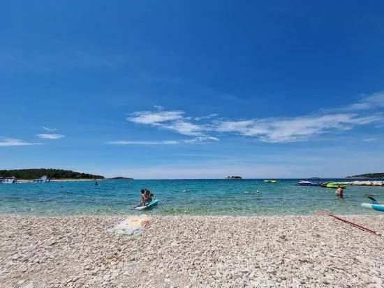 Oblázková pláž Sepurina s pozvolným vstupem do moře.