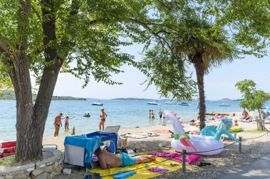 Vodice oblázková pláž.