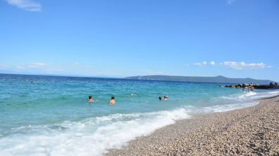 Mošćenička Draga pláž s pozvolným vstupem do moře.