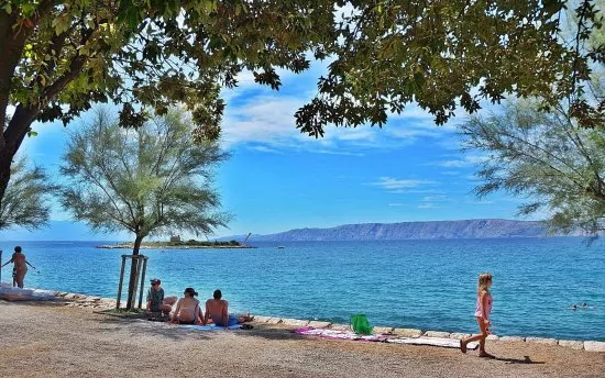 Plaža Novi 1 km pěší chůzí.