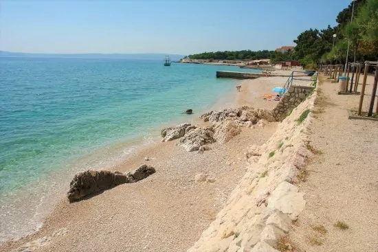 Oblázková pláž Novi 1 km pěší chůzí.