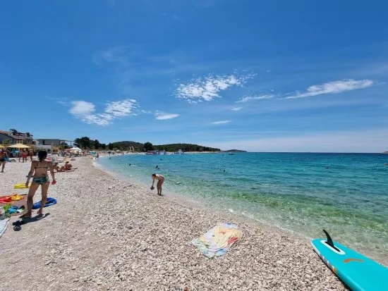 Rogoznica - oblázková pláž Sepurina.