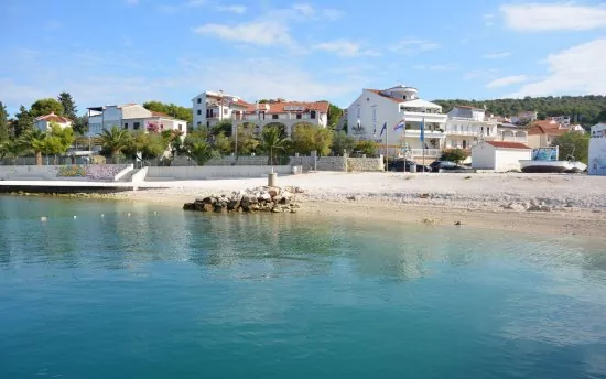 Trogir oblázková pláž.