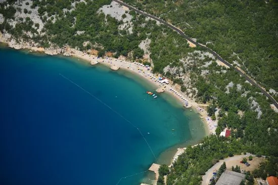 Velká oblázková pláž Kačjak 900 m pěší chůzí.