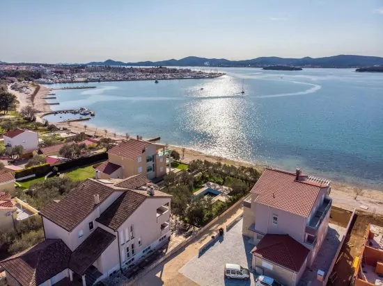 Biograd na Moru letecký pohled na pláž vzdálenou 450 m od domu.