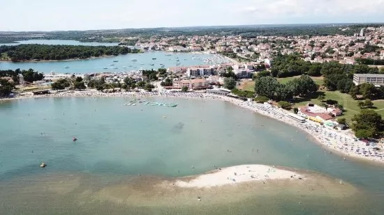 Medulin letecký pohled na pobřeží a město.