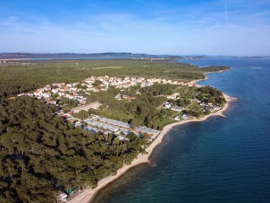 Biograd na Moru letecký pohled na pobřeží 1 km pěší chůzí od objektu.