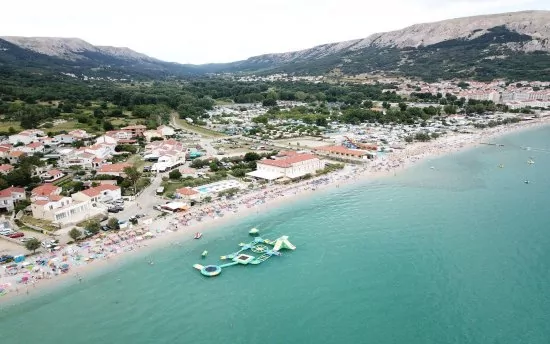 Ostrov Krk - Baška letecký pohled na pobřeží a moře.