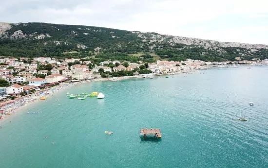 Ostrov Krk - Baška letecký pohled na pobřeží a moře.