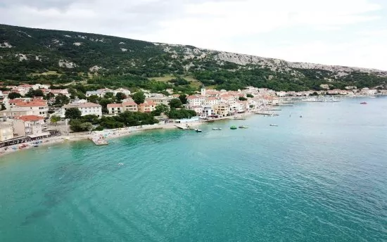 Ostrov Krk - Baška letecký pohled na pobřeží a moře.